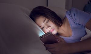 就寝前のスマホはナイトシフトと低輝度で距離を取る