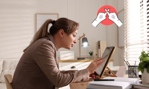 椅子と机の高さを調整し、背筋を伸ばす