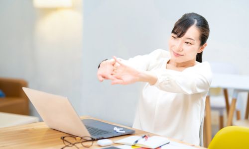 座ったままできる肩こりストレッチの例