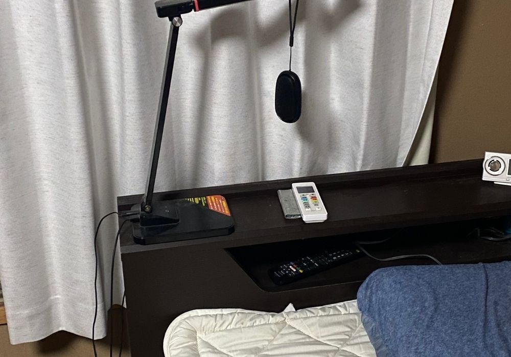 寝る前にベッドサイドで使っている水なしポータブルアロマディフューザーの実写