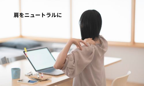デスクワークで首が前に出て肩が上がり、呼吸が浅くなる連鎖のイメージ