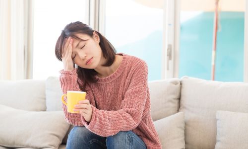 30代で首肩の緊張と影が増えて写真写りが変わるイメージ