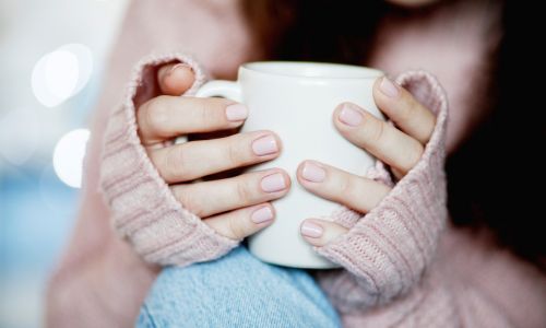 寝不足の日に温かい飲み物や短い入浴で体を守るイメージ