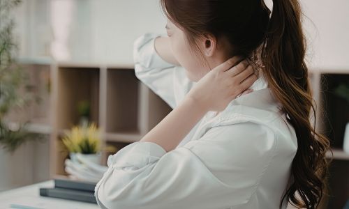 首が前に出ることで影が増え、朝に老けて見えるイメージ