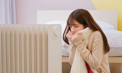 体の冷えによって顔色が落ちるイメージ(差し替え可)