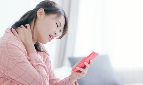 肩が上がる(肩すくめ)状態が続くと首肩が緊張し、表情が硬くなるイメージ