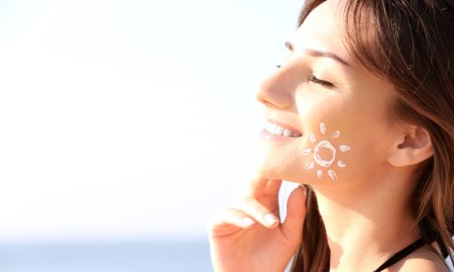 日焼け止めをこすらず押さえるように塗るイメージ