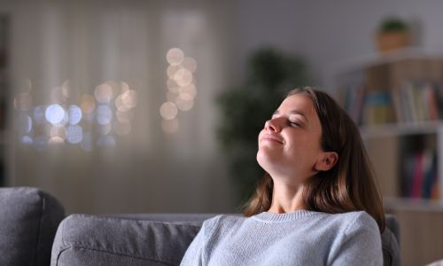 吐く呼吸と肩の脱力で顔の疲れをリセットするイメージ