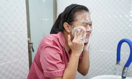 洗いすぎ→つっぱり→防御反応で皮脂→テカり・ゆらぎの流れのイメージ