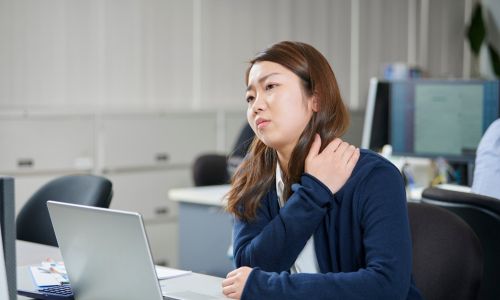 首が前に出て肩が上がるとフェイスラインに影が出るイメージ
